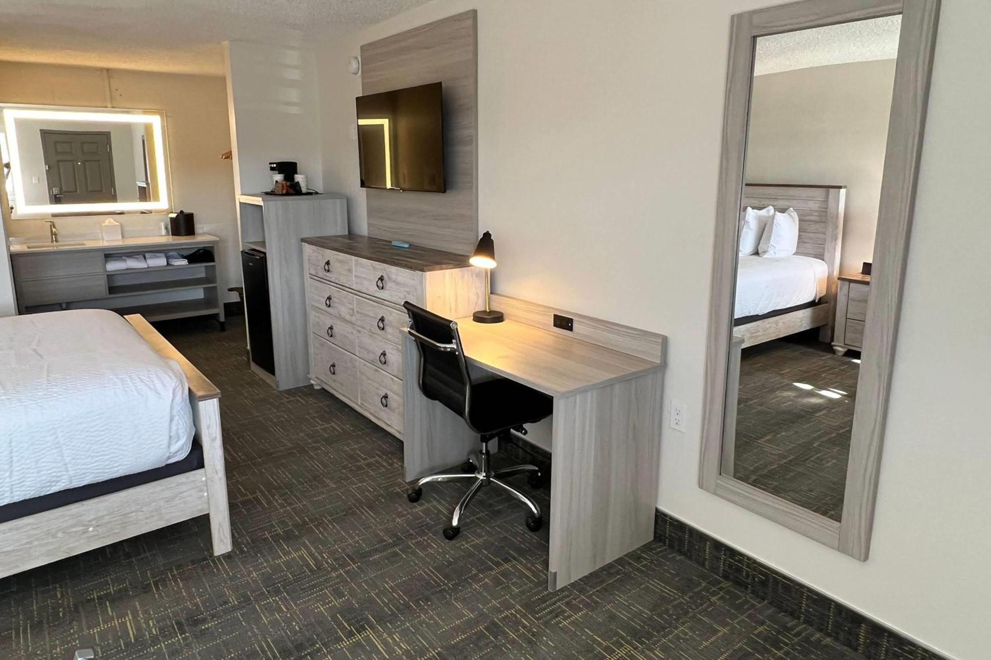 Baymont By Wyndham Motel