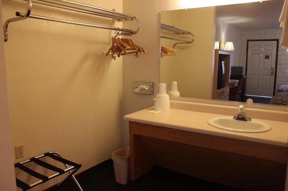 Baymont By Wyndham Motel